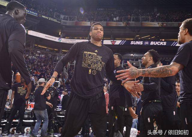 贝蒂斯进球后安东尼在包厢内庆祝，遭塞维球迷辱骂、扔杂物（贝蒂斯破门后，安东尼包厢内庆祝遭塞维球迷辱骂并遭杂物投掷）